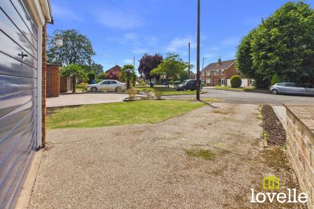 2 bedroom Semi-detached bungalow for sale in Brooklands Park, Cottingham, HU16