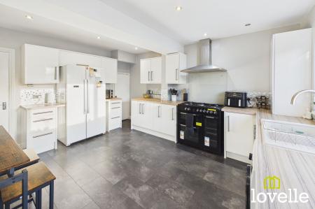 2 bedroom Terraced House for sale in Lamorna Avenue, Hull, HU8
