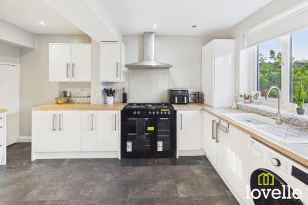 2 bedroom Terraced House for sale in Lamorna Avenue, Hull, HU8