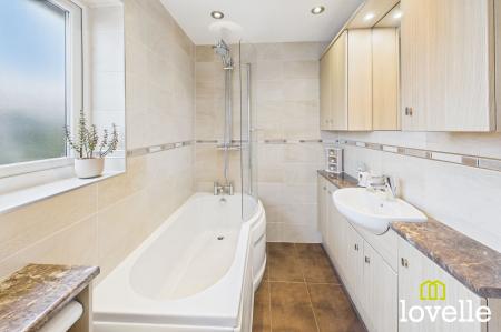 4 bedroom Detached house for sale in Manor Garth, Skidby, HU16