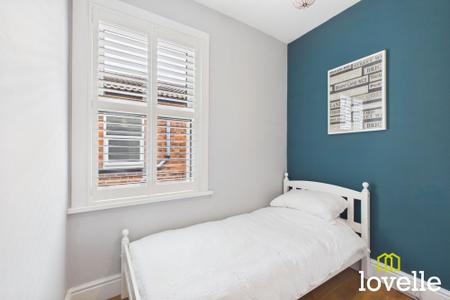 4 bedroom End of terrace house for sale in Devon Street, Cottingham, HU16