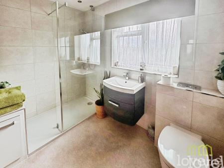 4 bedroom Detached house for sale in Front Street, East Stockwith, DN21