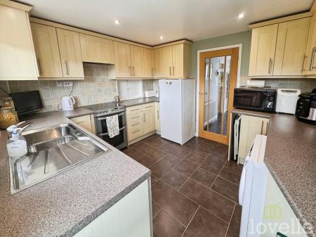 4 bedroom Detached house for sale in Front Street, East Stockwith, DN21