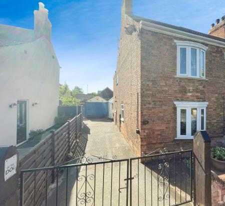 3 bedroom Semi-detached house for sale in Station Road, Misterton, DN10