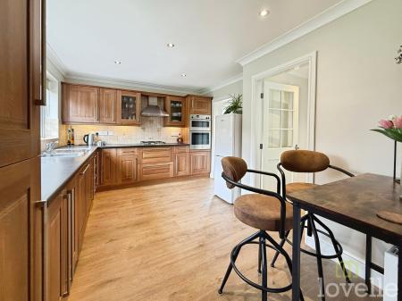 4 bedroom Detached house for sale in The Croft, Beckingham, DN10