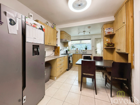 3 bedroom Semi-detached house for sale in Wall Street, Gainsborough, DN21