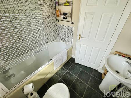 4 bedroom Detached house for sale in Ling Drive, Gainsborough, DN21
