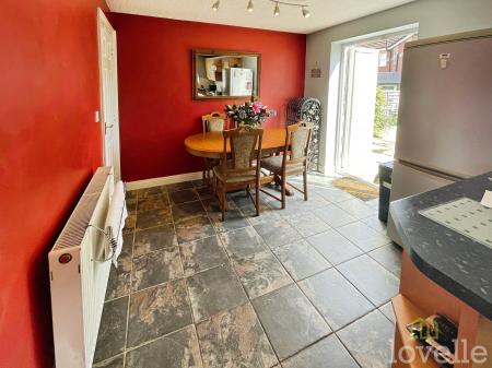 4 bedroom Detached house for sale in Ling Drive, Gainsborough, DN21