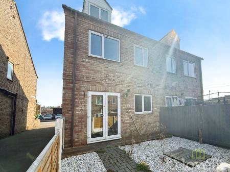 4 bedroom Semi-detached house for sale in All Saints Mews, Gainsborough, DN21