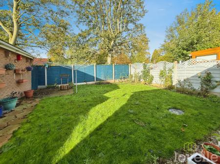 2 bedroom Semi-detached bungalow for sale in Bramley Court, Gainsborough, DN21