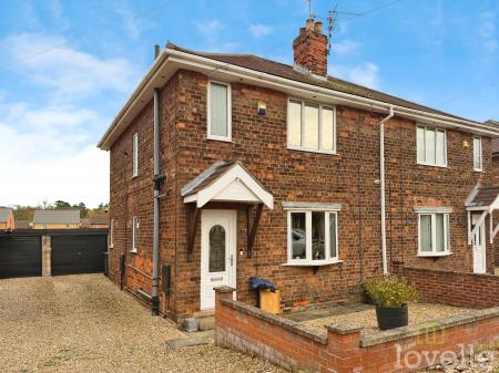 3 bedroom Semi-detached house for sale in Queensfield, Gainsborough, DN21