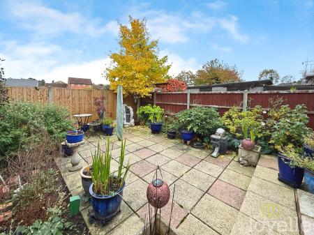 3 bedroom Semi-detached house for sale in Queensfield, Gainsborough, DN21