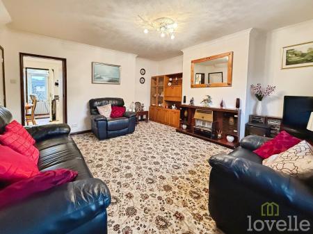 3 bedroom Semi-detached house for sale in Queensfield, Gainsborough, DN21