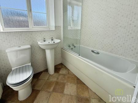 4 bedroom Semi-detached house for sale in Heron Drive, Gainsborough, DN21