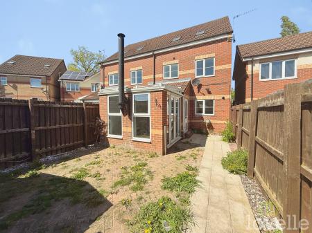 4 bedroom Semi-detached house for sale in Heron Drive, Gainsborough, DN21