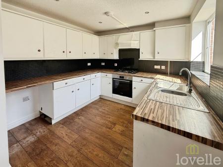 4 bedroom Semi-detached house for sale in Heron Drive, Gainsborough, DN21
