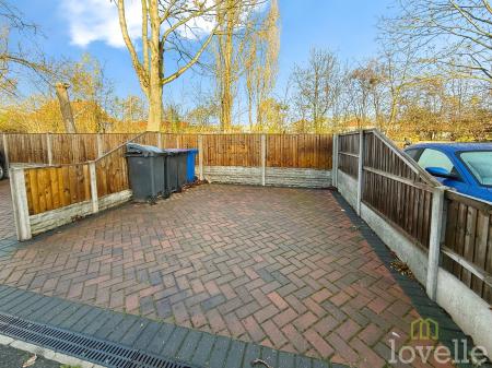 4 bedroom Semi-detached house for sale in Heron Drive, Gainsborough, DN21