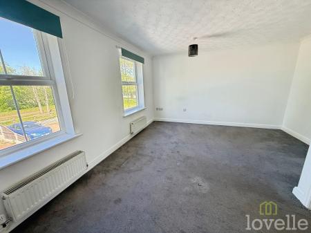 4 bedroom Semi-detached house for sale in Heron Drive, Gainsborough, DN21