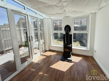 4 bedroom Semi-detached house for sale in Heron Drive, Gainsborough, DN21