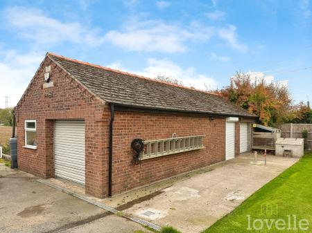 4 bedroom Detached bungalow for sale in Stockwith Road, Misterton, DN10