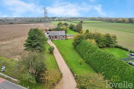 4 bedroom Detached bungalow for sale in Stockwith Road, Misterton, DN10