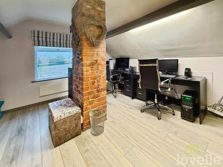 4 bedroom Detached bungalow for sale in Stockwith Road, Misterton, DN10