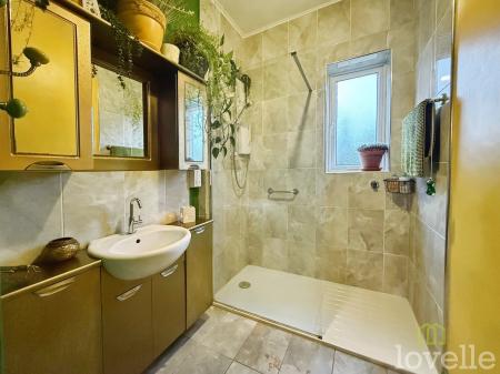 4 bedroom Detached bungalow for sale in Stockwith Road, Misterton, DN10