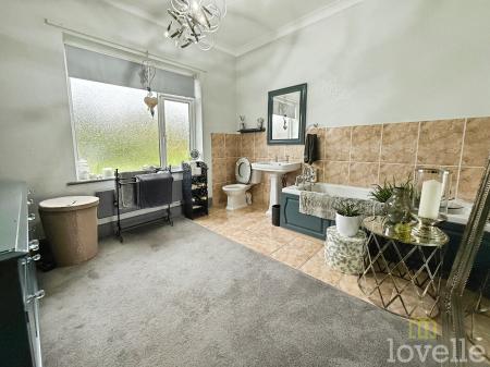 4 bedroom Detached bungalow for sale in Stockwith Road, Misterton, DN10