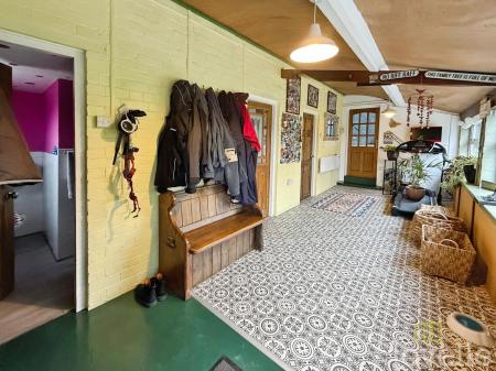 4 bedroom Detached bungalow for sale in Stockwith Road, Misterton, DN10