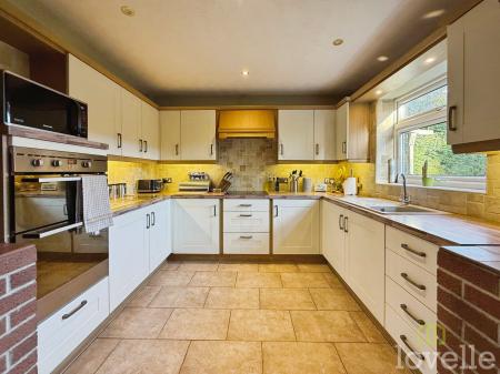 4 bedroom Detached house for sale in Morton Road, Laughton, DN21