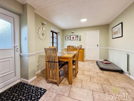 4 bedroom Detached house for sale in Morton Road, Laughton, DN21