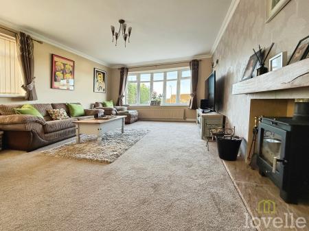 4 bedroom Detached house for sale in Morton Road, Laughton, DN21