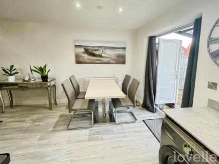 3 bedroom Semi-detached house for sale in Swale Drive, Gainsborough, DN21