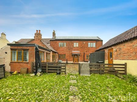 4 bedroom Semi-detached house for sale in Main Street, West Stockwith, DN10
