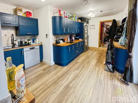 4 bedroom Semi-detached house for sale in Main Street, West Stockwith, DN10