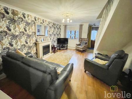 2 bedroom Semi-detached house for sale in Swallow Close, Gainsborough, DN21
