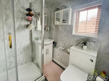 2 bedroom Semi-detached house for sale in Swallow Close, Gainsborough, DN21