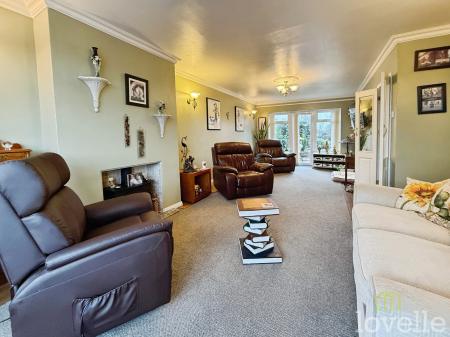 3 bedroom Semi-detached house for sale in Middlefield Lane, Gainsborough, DN21