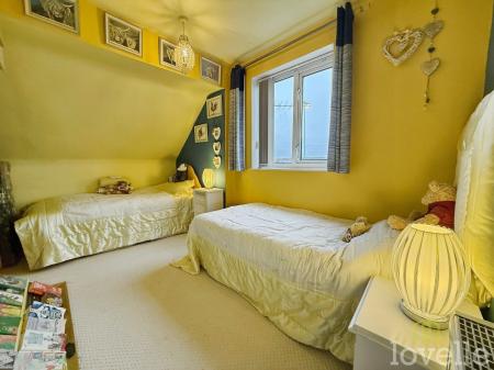 3 bedroom Semi-detached house for sale in Middlefield Lane, Gainsborough, DN21