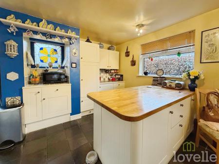 3 bedroom Semi-detached house for sale in Middlefield Lane, Gainsborough, DN21