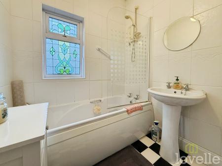 3 bedroom Semi-detached house for sale in Northolme, Gainsborough, DN21