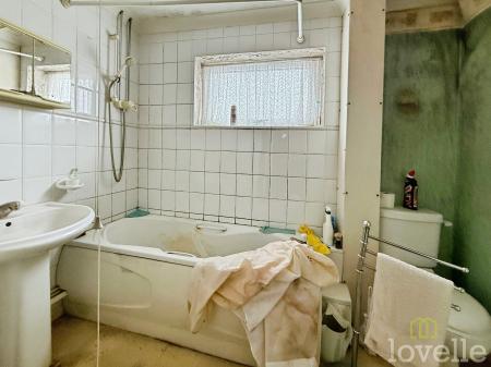 3 bedroom Semi-detached house for sale in Risehome Road, Gainsborough, DN21