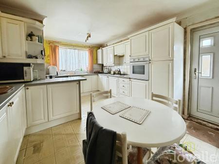 3 bedroom Semi-detached house for sale in Risehome Road, Gainsborough, DN21