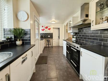 5 bedroom Semi-detached house for sale in Middlefield Lane, Gainsborough, DN21