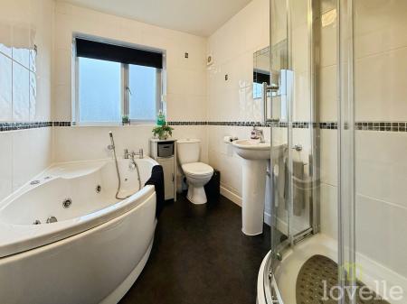 5 bedroom Semi-detached house for sale in Middlefield Lane, Gainsborough, DN21