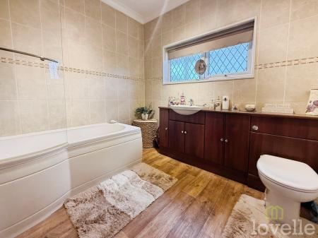 3 bedroom Detached house for sale in Lime Tree Avenue, Gainsborough, DN21