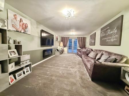 5 bedroom Detached house for sale in Lindrick Drive, Gainsborough, DN21