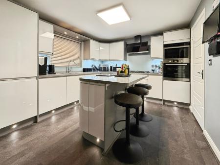 5 bedroom Detached house for sale in Lindrick Drive, Gainsborough, DN21