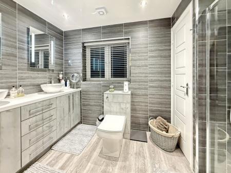 5 bedroom Detached house for sale in Lindrick Drive, Gainsborough, DN21