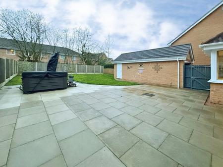 5 bedroom Detached house for sale in Lindrick Drive, Gainsborough, DN21